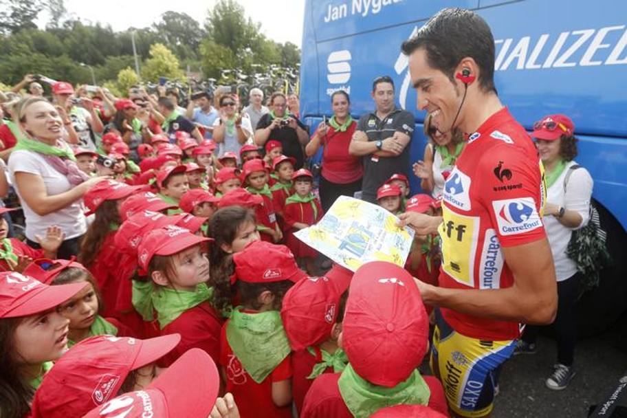 Vuelta 2014, l&#39;assedio dei piccoli fan. Bettini